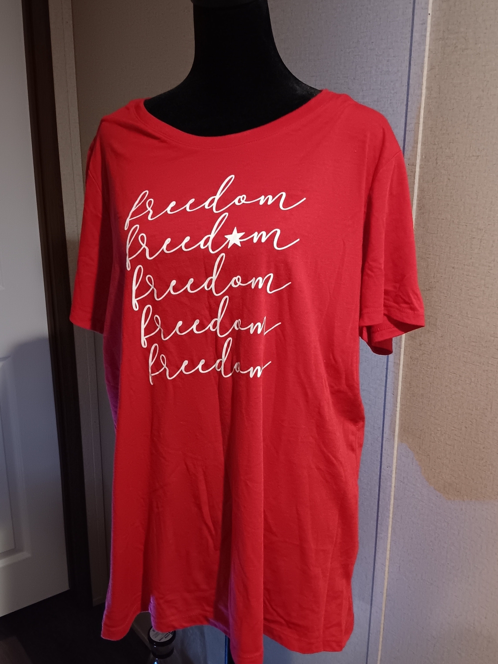 Red Short-Sleeve 🍑 Graphic Tee with 'Freedom' Script
